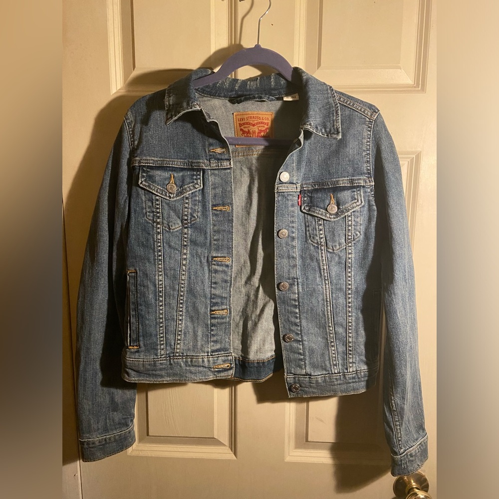 Levi’s women small denim trucker jacket